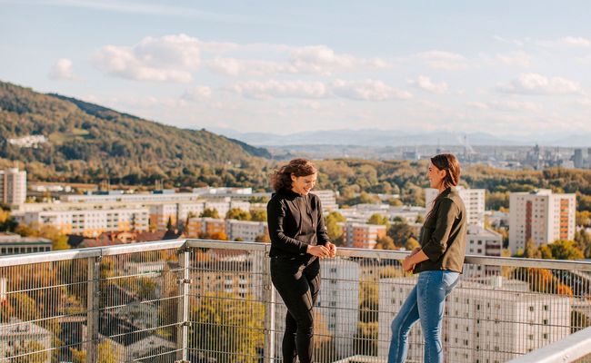 Zwei Studierende unterhalten sich auf der Aussichtsplattform Somnium
